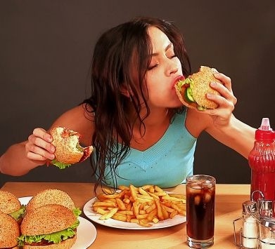 حيلة بسيطة تمنع الإكثار من تناول الطعام.. تعرفوا عليها!
